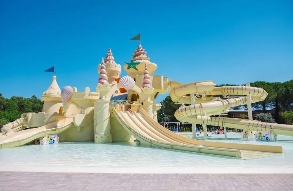 A fantasty water playground for families at Le Capanne Campsite