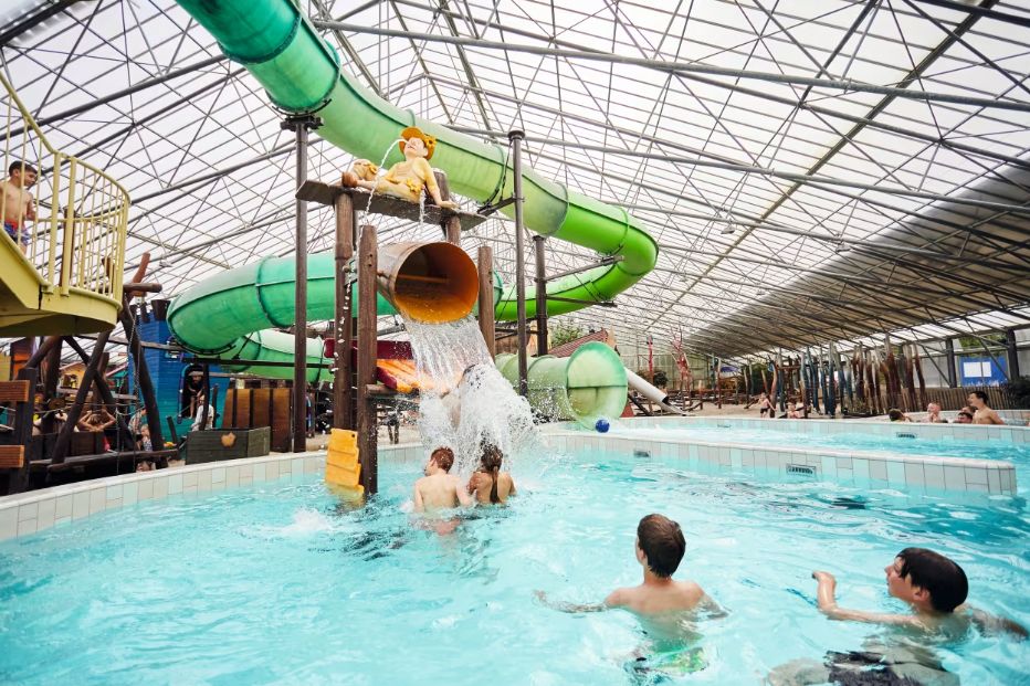 Kids having fun in the pool complex at Terspegelt Campsite